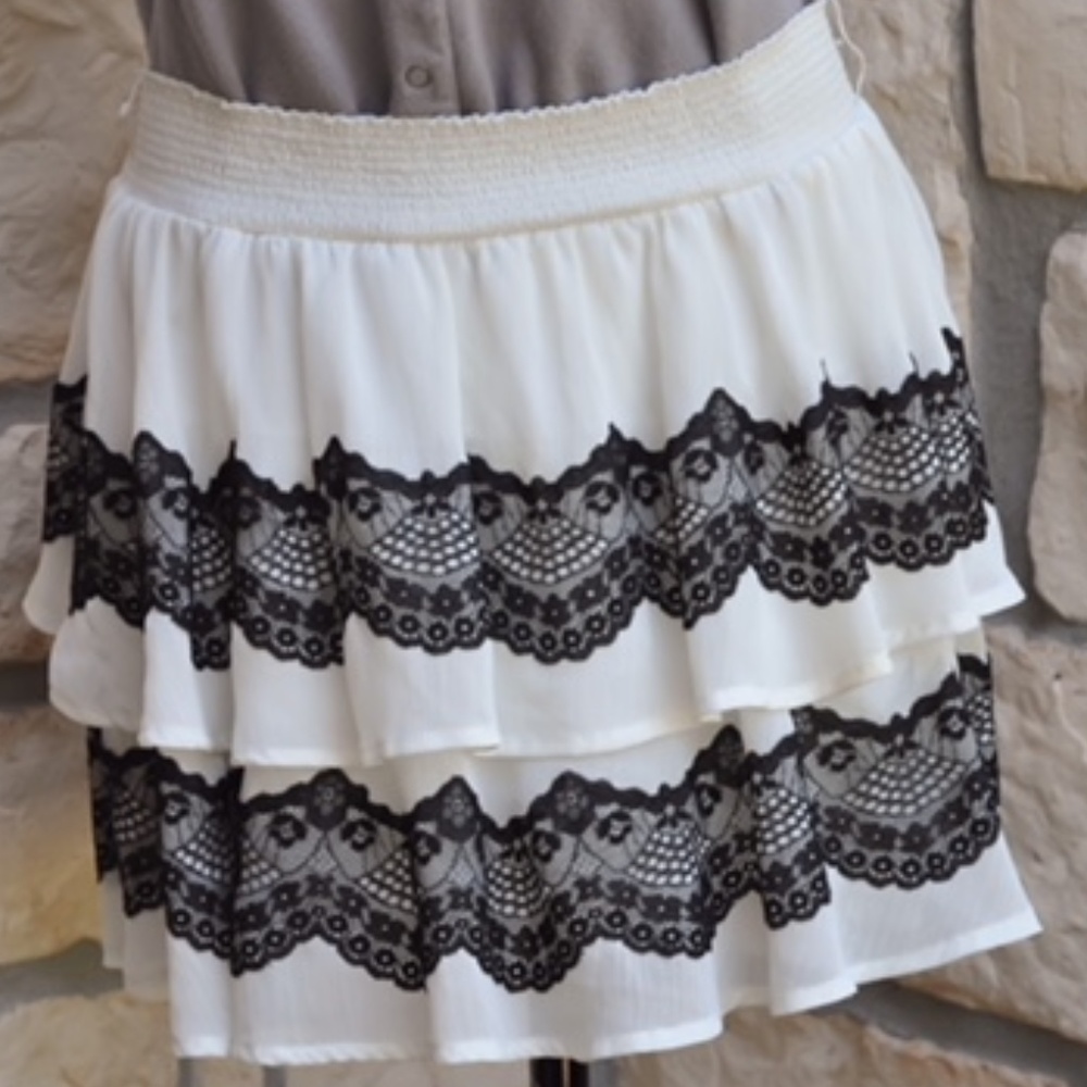 White and black lace short layered skirt Candie's